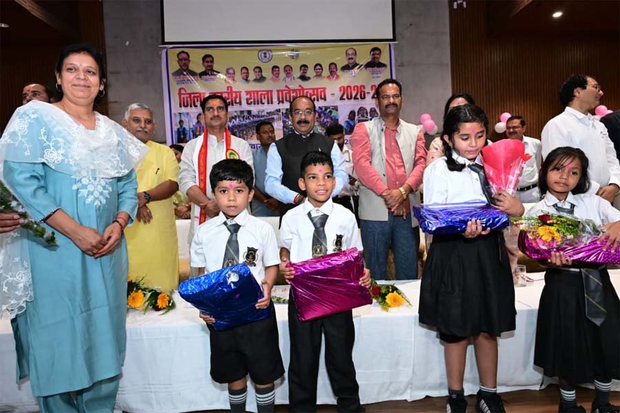 रायपुर : केंद्रीय राज्य मंत्री तोखन साहू और उप मुख्यमंत्री अरुण साव ने नवप्रवेशी बच्चों का तिलक लगाकर किया आत्मीय स्वागत, न्योता भोज में साथ में किया भोजन