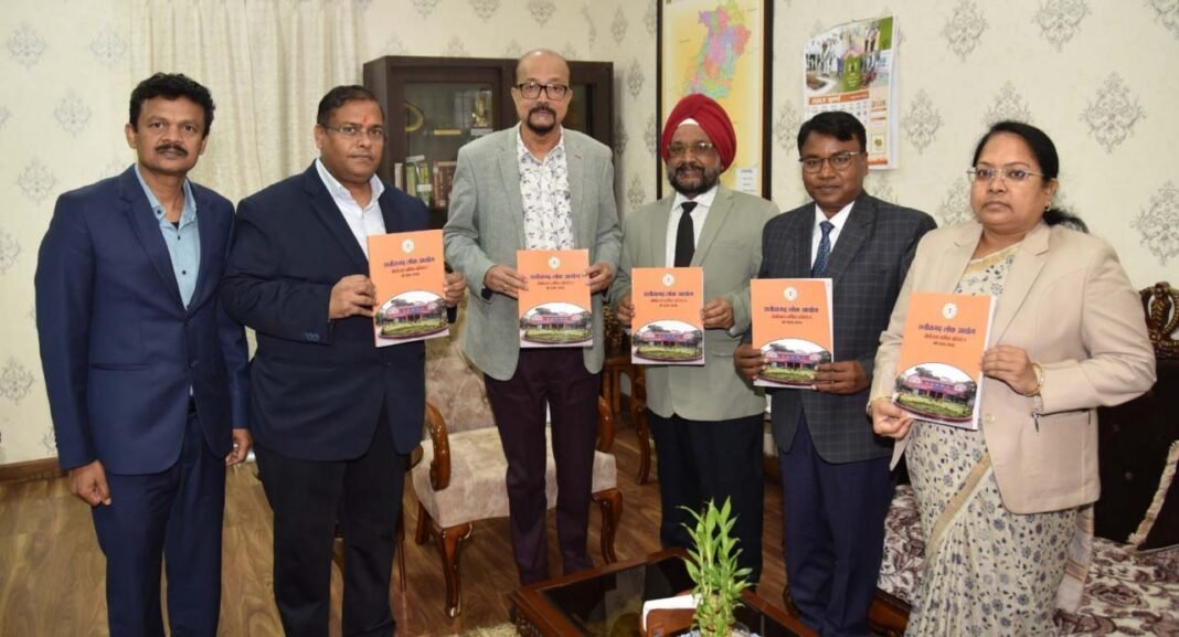 रायपुर : राज्यपाल डेका को प्रमुख लोकायुक्त उबोवेजा ने आयोग का वार्षिक प्रतिवेदन सौंपा