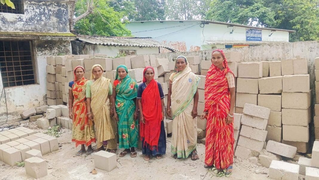 रायपुर : बिहान की दीदियों ने बदली तकदीर, ईंट निर्माण से बनीं आत्मनिर्भर