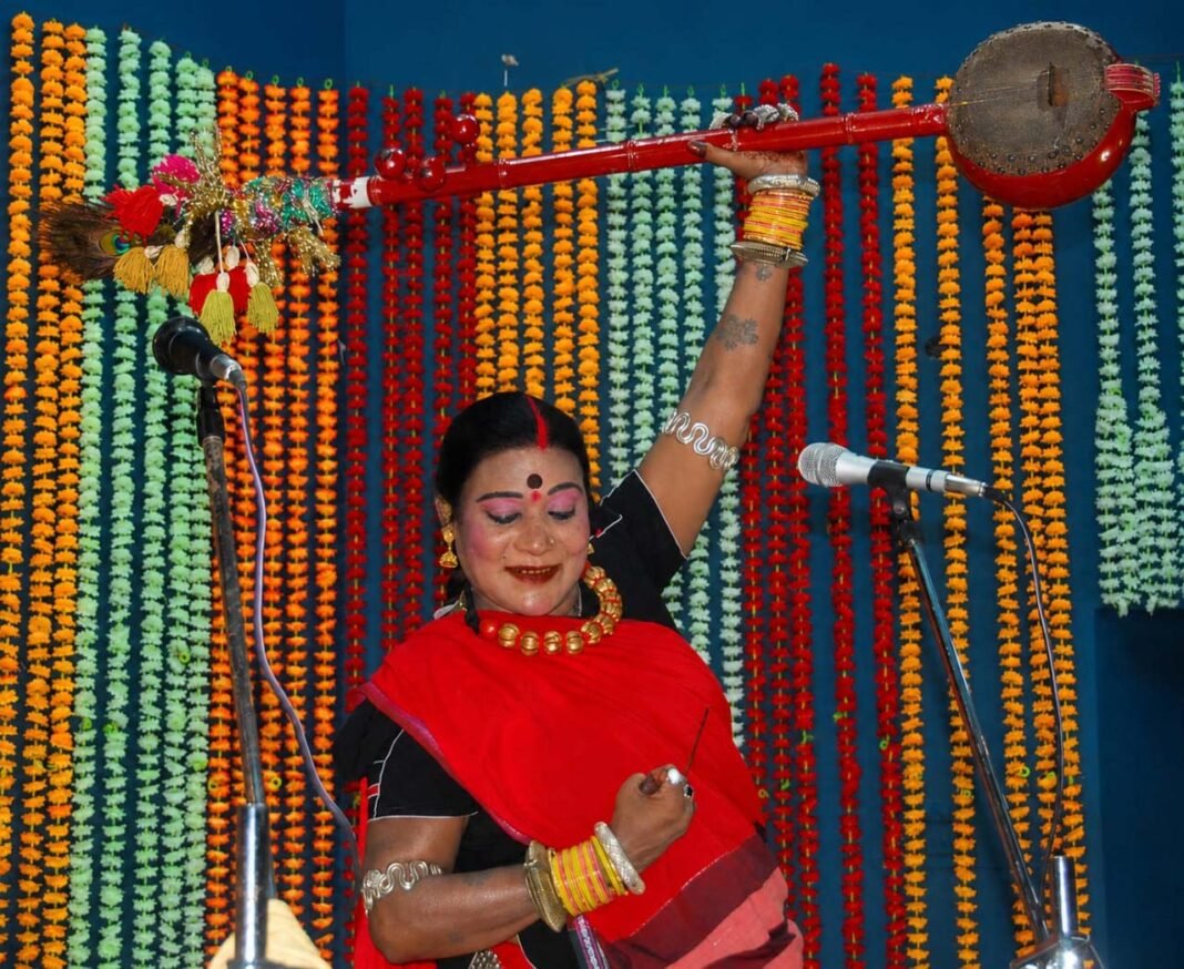 रायपुर : लोककला की अमर स्वर-सरिता को राजकीय सम्मानः पद्म विभूषण तीजन बाई को अश्रुपूरित विदाई