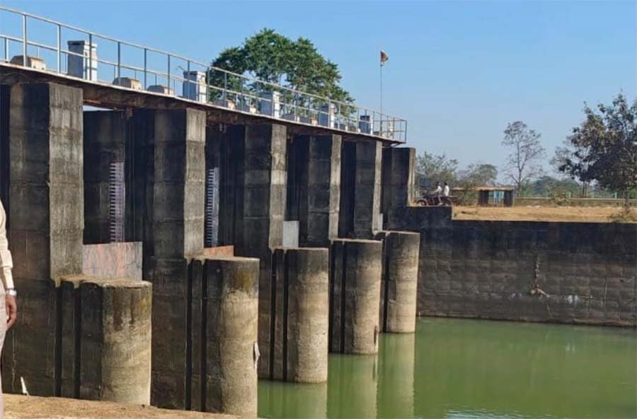 रायपुर : सूखते हैंडपंपों के बीच फूटी अमृत धारा