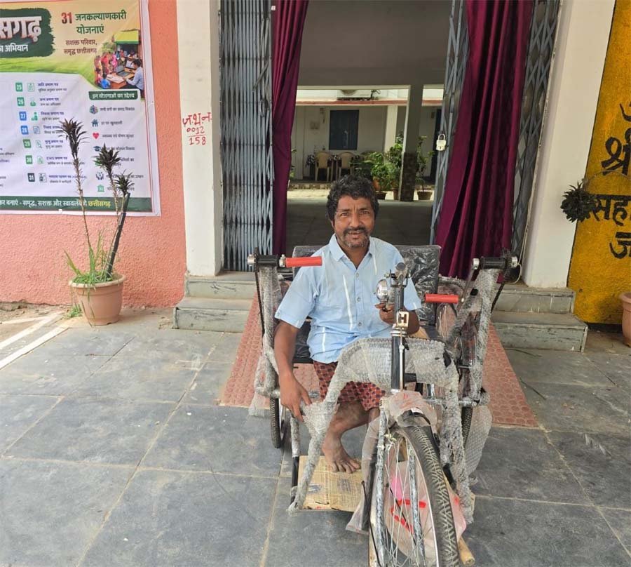 रायपुर : 24 घंटे में मिली ट्राइसाइकिल, मुख्यमंत्री विष्णुदेव साय की संवेदनशील पहल से दिव्यांग गणेश राम यादव के जीवन को मिली नई रफ्तार