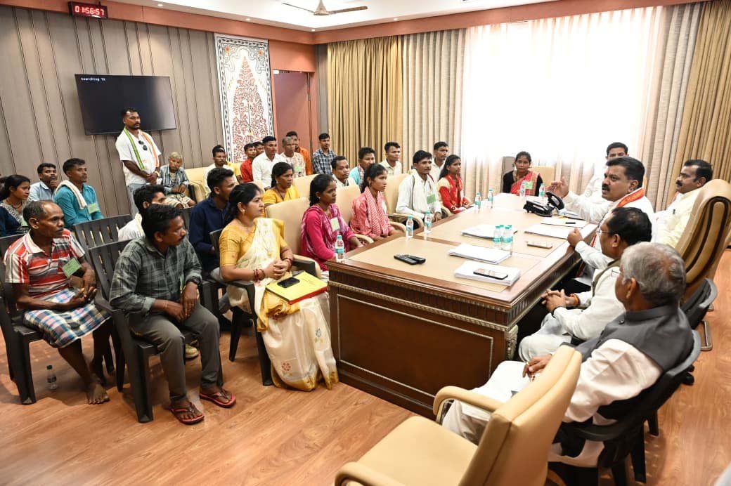 रायपुर : उप मुख्यमंत्री विजय शर्मा ने नक्सल प्रकरणों की वापसी को लेकर बस्तर के युवाओं से की मुलाकात