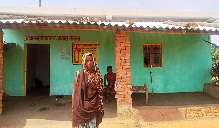 रायपुर : कच्चे आशियाने से पक्के सपनों तक : प्रधानमंत्री जनमन आवास योजना ने बदल दी मानमती के परिवार की जिंदगी