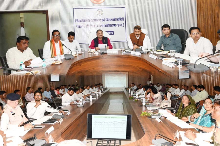 रायपुर : शासन की योजनाओं का हो प्रभावी क्रियान्वयन, अंतिम व्यक्ति तक पहुंचे लाभ – सांसद संतोष पाण्डेय