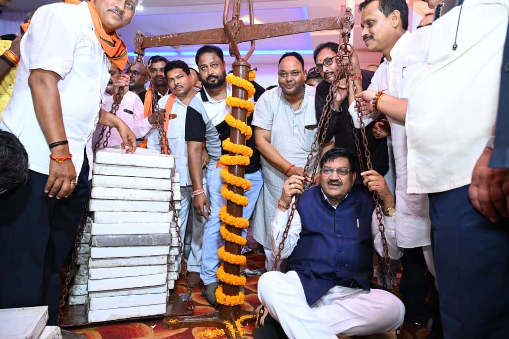 रायपुर : रिमझिम फुहारों के बीच सादगी और आत्मीयता से मना खाद्य मंत्री दयालदास बघेल का जन्मोत्सव
