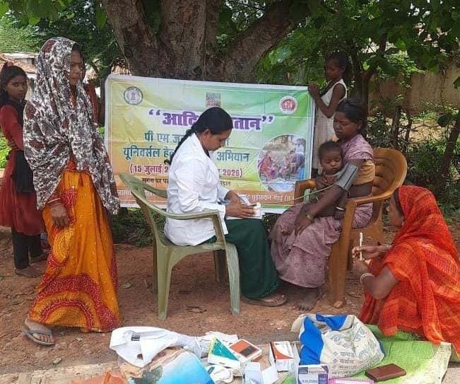 रायपुर : आदि अमितान अभियान से बैगा समुदाय तक पहुंच रही स्वास्थ्य सेवाएं, घर-घर हो रही स्वास्थ्य जांच