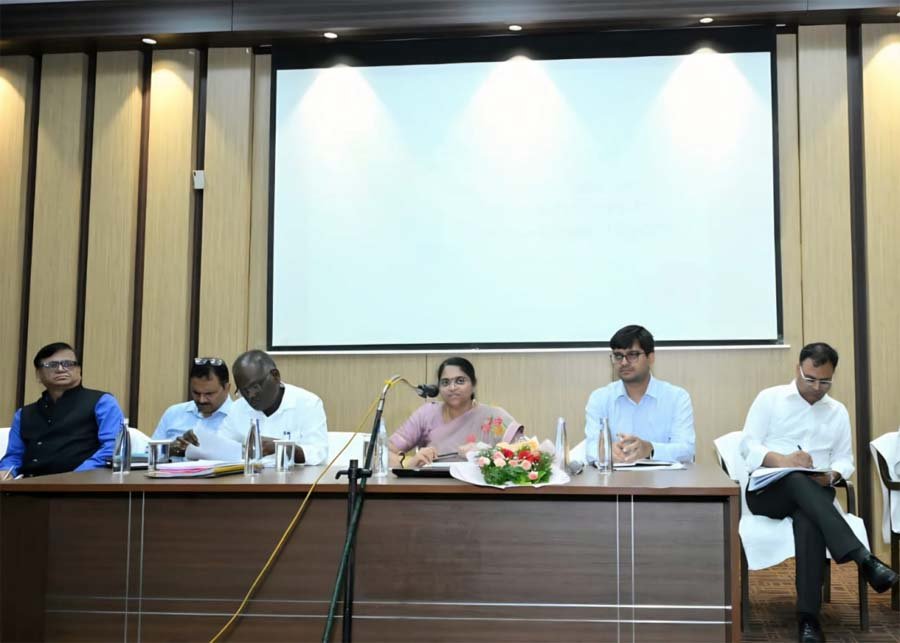 रायपुर : निर्माण कार्यों का हर 15 दिनों में करें निरीक्षण, नागरिक सुविधाओं के काम में न हो लापरवाही – शंगीता आर.