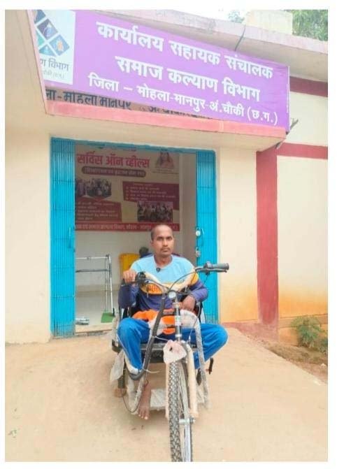 रायपुर : बैटरी चालित ट्राइसाइकिल से बदली जिंदगी : मोहला के हितग्राही नर्मेश बने आत्मनिर्भरता की मिसाल