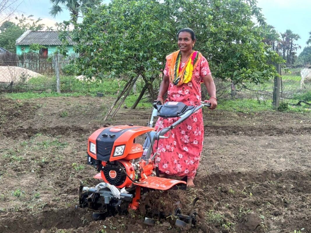 रायपुर : हल-बैल से मशीन तक का सफर : सोढ़ी तिरपो बनीं आधुनिक खेती की नई पहचान