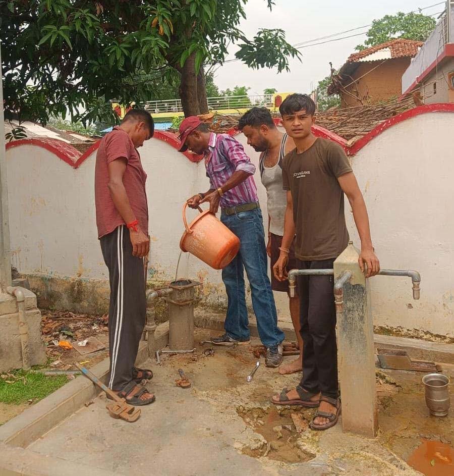 रायपुर : स्वच्छ पेयजल की दिशा में बड़ी पहल : ग्राम अक्तवार एवं घघरा के सार्वजनिक हैंडपंपों का हुआ क्लोरीनेशन