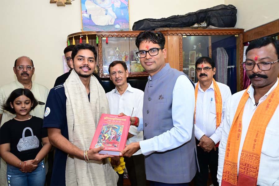 रायपुर : विश्व रिकॉर्ड के साथ जूनियर वर्ल्ड कप में स्वर्ण पदक जीतने वाले दिव्यांशु देवांगन का वित्त मंत्री ओपी चौधरी ने किया सम्मान
