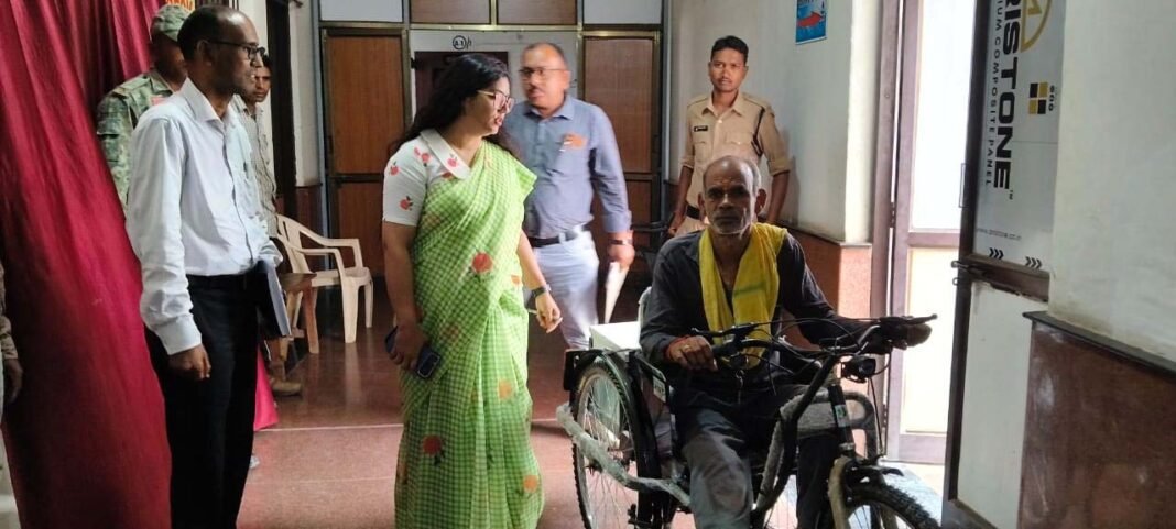 रायपुर : जनदर्शन बना दिव्यांगजनों के लिए उम्मीद का मंच, परशुराम तिवारी को मिली निःशुल्क मोटराइज्ड ट्राई साइकल