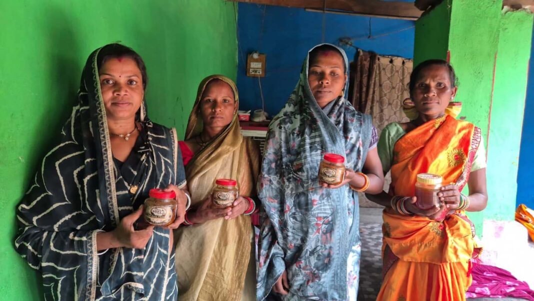 रायपुर : महुआ के अचार और शहद से बदल रही ग्रामीण महिलाओं की तकदीर