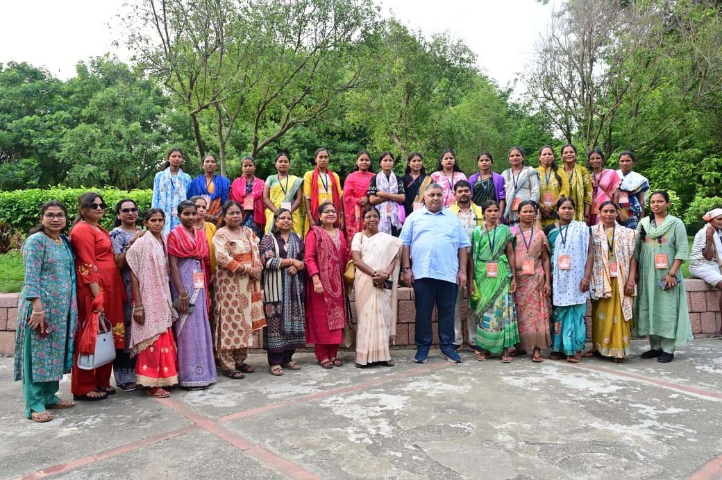 रायपुर : बस्तर के प्रतिनिधियों ने देखा राष्ट्रपति भवन, बस्तर की संस्कृति का हुआ भव्य सम्मान