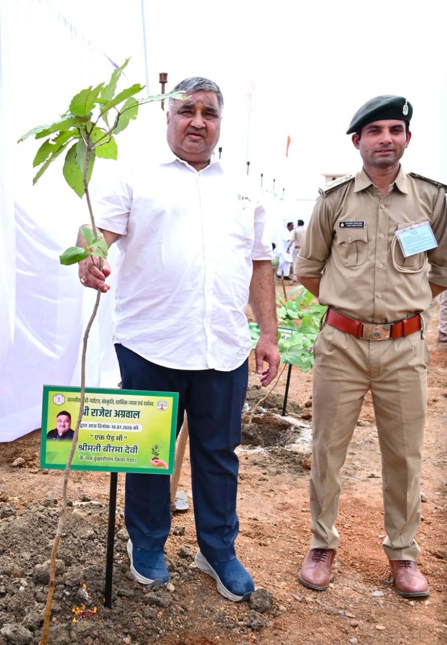 रायपुर : “एक पेड़ माँ के नाम” अभियान के तहत मंत्री राजेश अग्रवाल ने नवीन विधानसभा परिसर में लगाया पौधा
