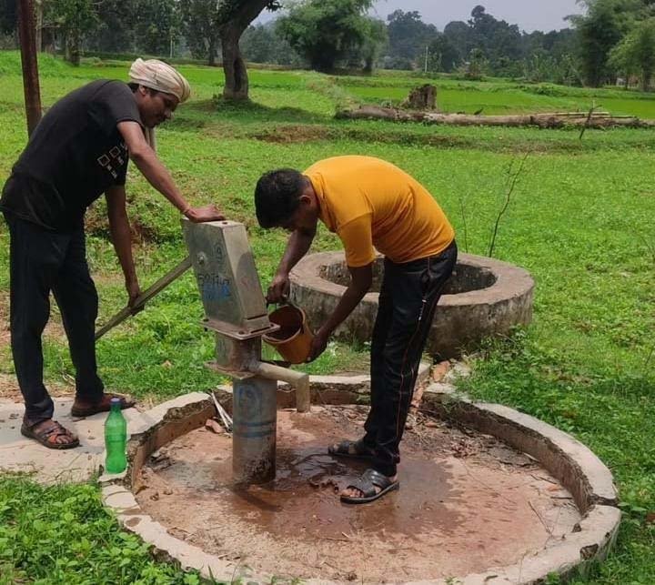 रायपुर : स्वच्छ पेयजल की दिशा में बड़ा कदम : ग्राम सेमरिया के हैंडपंपों का क्लोरीनेशन, जलजनित बीमारियों से बचाव हुआ और मजबूत