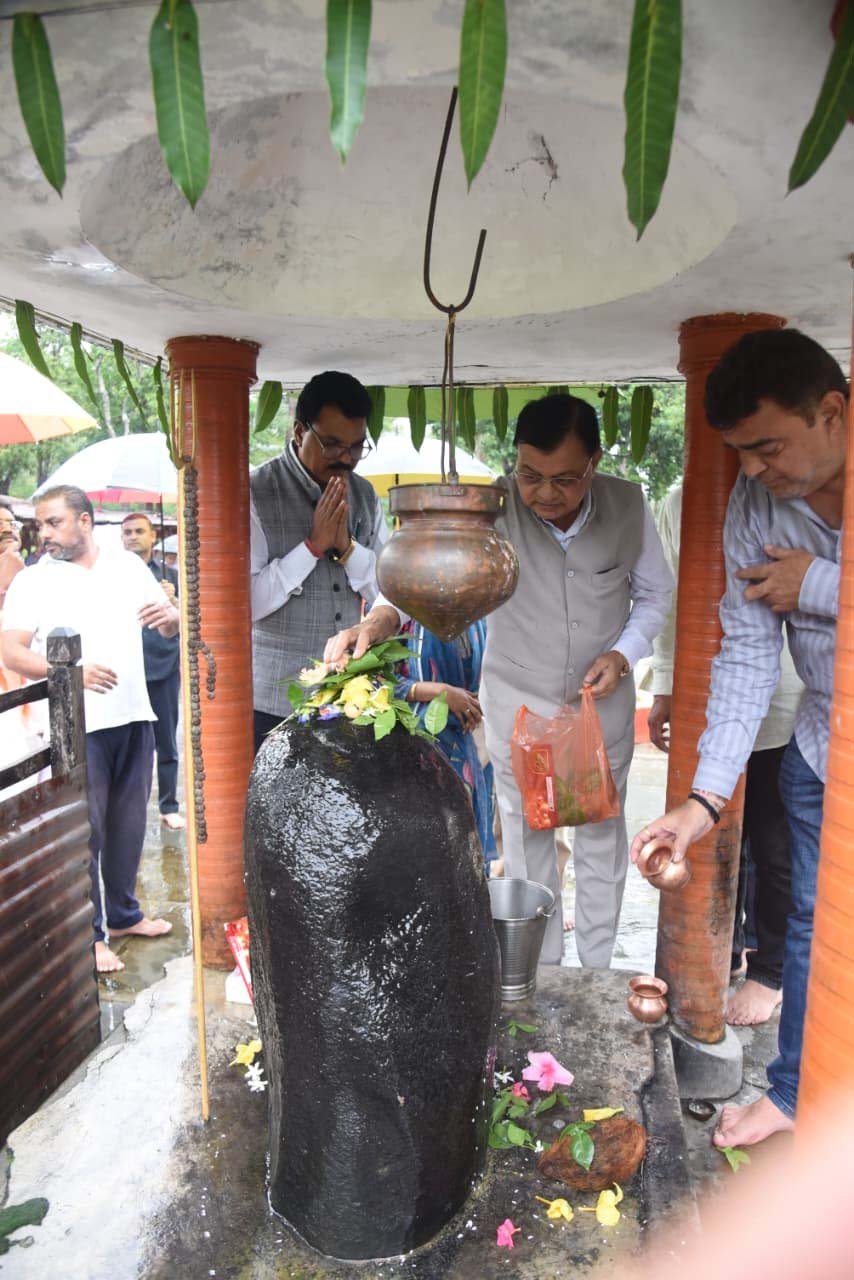 रायपुर : श्रम मंत्री लखनलाल देवांगन ने कोपाबेड़ा शिव मंदिर में की पूजा-अर्चना