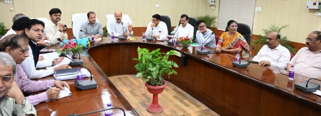 रायपुर : कृषि उत्पादन आयुक्त परदेशी ने किया कृषि विश्वविद्यालय का दौरा