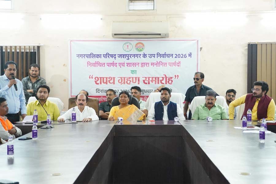 रायपुर : जशपुर नगर पालिका के नवनिर्वाचित एवं मनोनीत पार्षदों ने ली पद एवं गोपनीयता की शपथ