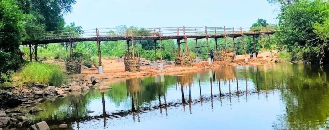 रायपुर : नक्सलवाद पर भारी पड़ी विकास की राह- नारायणपुर के दुर्गम क्षेत्र में आईटीबीपी ने ग्रामीणों के साथ मिलकर 250 फीट लंबा पुल किया खड़ा