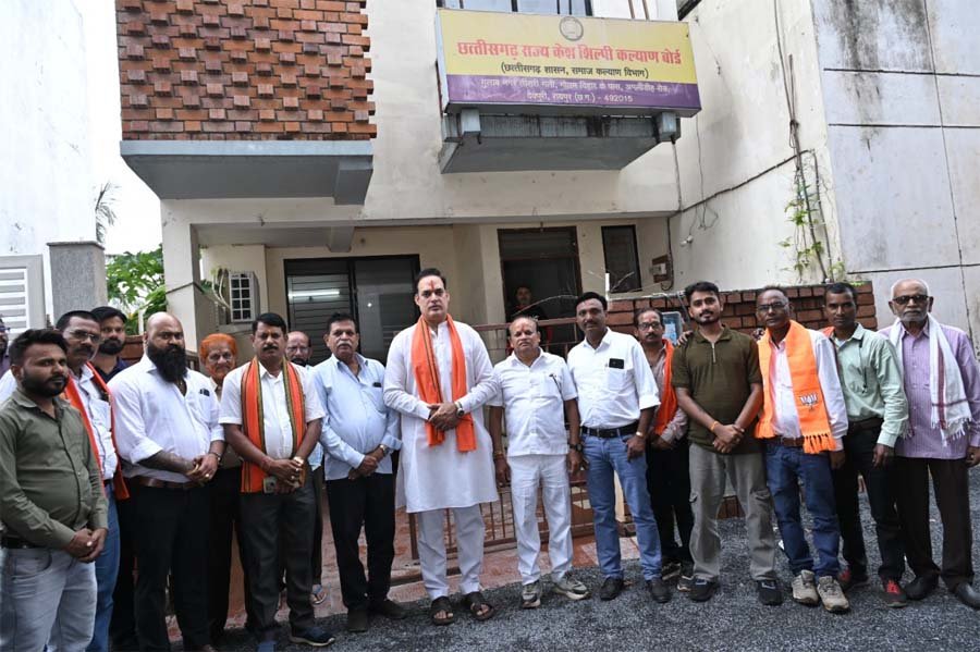 रायपुर : छत्तीसगढ़ राज्य केश शिल्पी कल्याण बोर्ड के नवनियुक्त अध्यक्ष गौरीशंकर श्रीवास एवं सदस्य देवशरण सेन ने संभाला पदभार