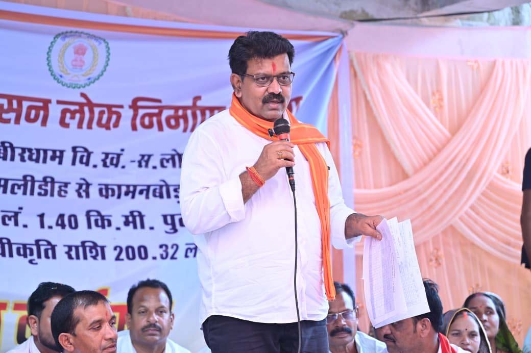 रायपुर : अमलीडीह को मिली विकास कार्य की सौगात, उप मुख्यमंत्री विजय शर्मा ने 2 करोड़ की लागत के सड़क निर्माण का किया भूमिपूजन
