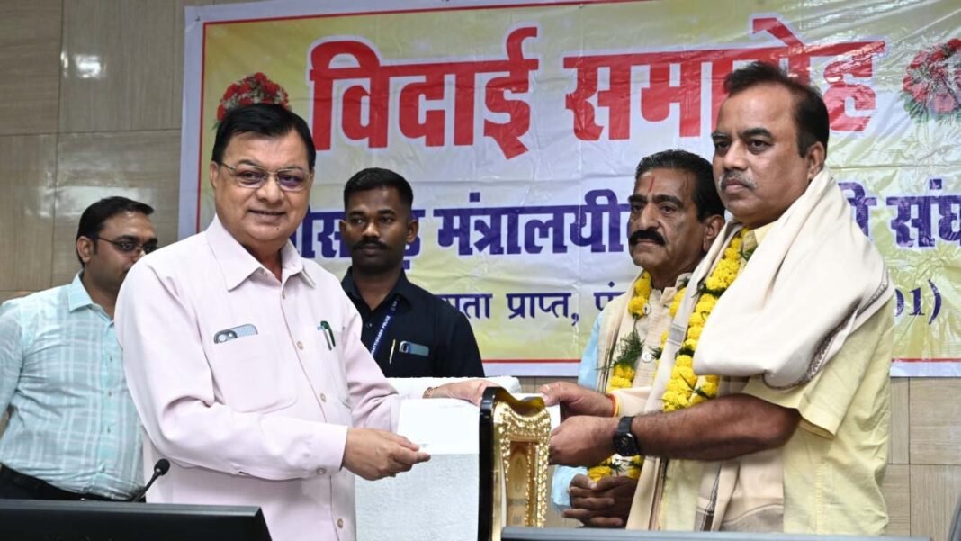 रायपुर : मंत्रालय के तीन अधिकारी-कर्मचारियों को सम्मानपूर्ण विदाई