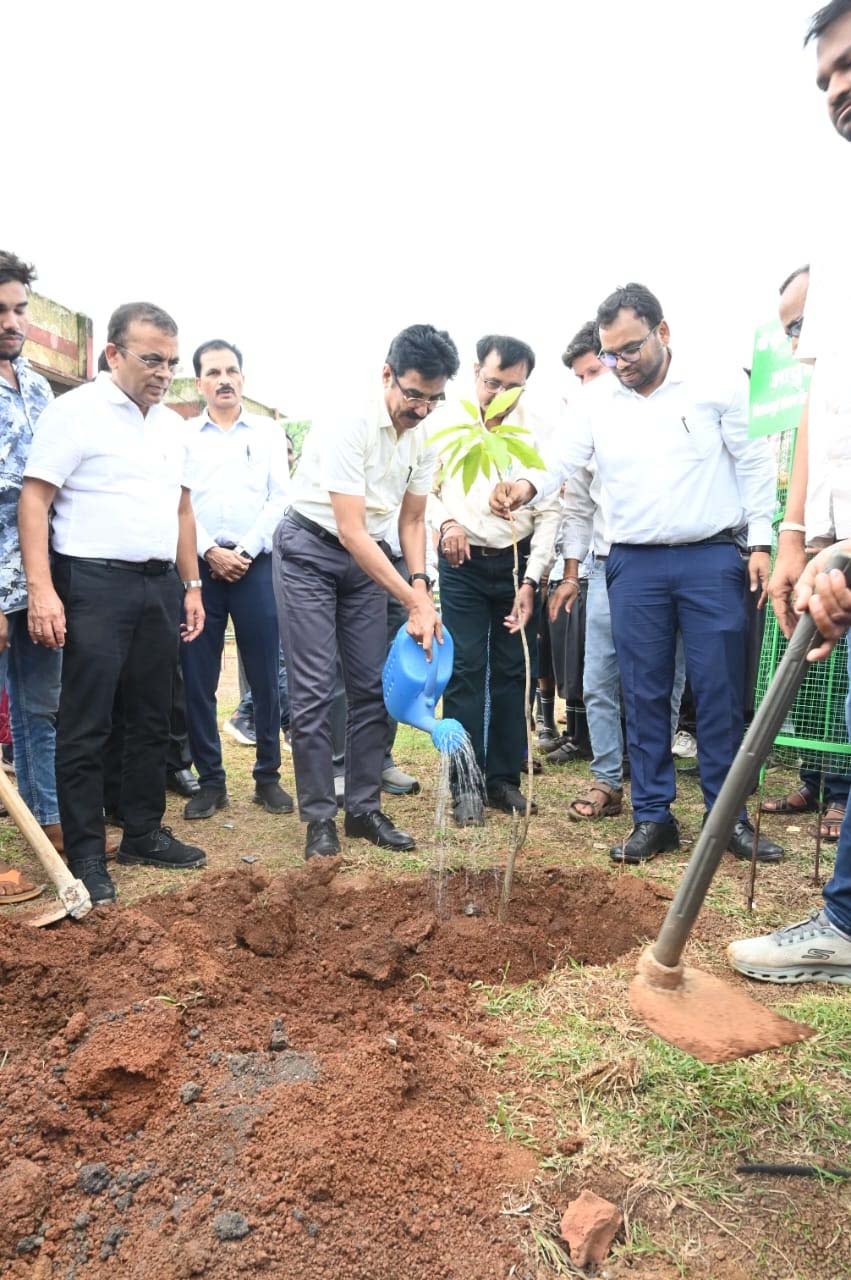 रायपुर : संभागायुक्त, कलेक्टर एवं जनप्रतिनिधियों ने “एक पेड़ माँ के नाम” अभियान के तहत किया पौधरोपण
