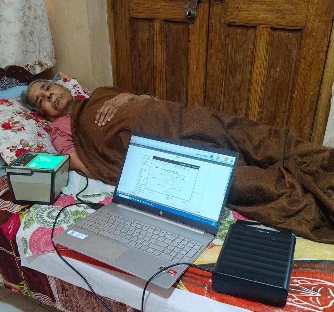 रायपुर : संवेदनशील सुशासन की सशक्त मिसालः पक्षाघात से पीडि़त दिव्यांग महिला के घर पहुंची आधार सेवा, मुख्यमंत्री विष्णुदेव साय की जनकेंद्रित शासन व्यवस्था का दिखा मानवीय चेहरा