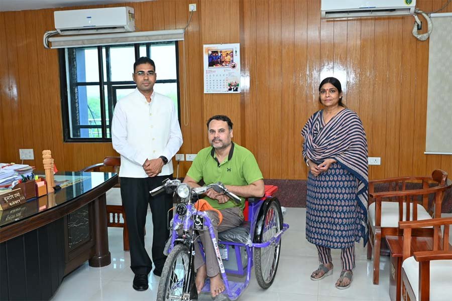 रायपुर : सोशल मीडिया से मिली सीएम हेल्पलाइन 1076 की जानकारी, 15 दिनों में दिव्यांग दुर्गेश साहू को मिली नई बैटरी संचालित ट्राइसाइकिल