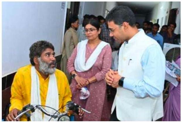 रायपुर : मुख्यमंत्री हेल्पलाइन से मिली नई राह, मोटराइज्ड ट्राइसाइकिल ने बदली दिव्यांग हितग्राही की जिंदगी