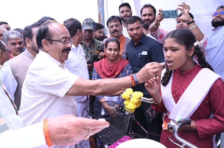 रायपुर : उप मुख्यमंत्री अरुण साव ने शाला प्रवेश उत्सव में बच्चों को तिलक लगाकर कराया शाला प्रवेश