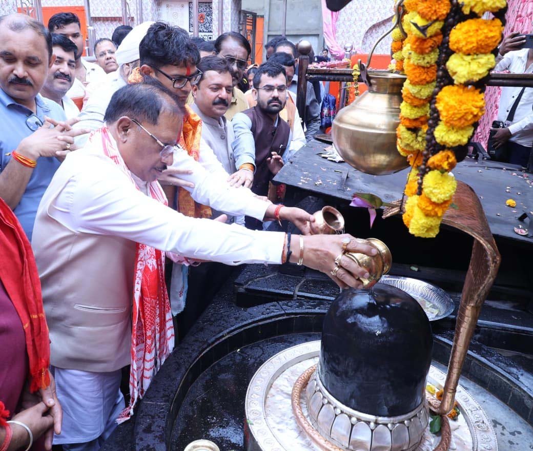 रायपुर : गुरु पूर्णिमा पर कोसमनारा पहुंचे मुख्यमंत्री विष्णु देव साय, सत्यनारायण बाबा धाम में की पूजा-अर्चना