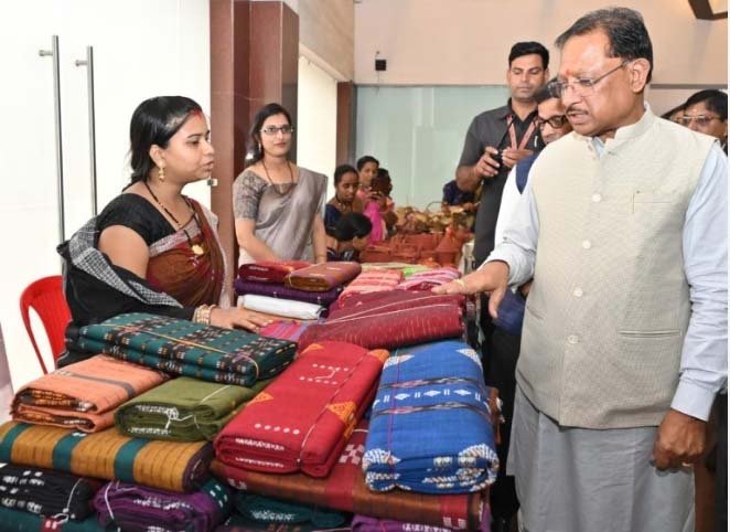 रायपुर : करघे से कमाई तक : धमतरी के ग्राम नारी की बुनकर महिलाओं ने लिखी आत्मनिर्भरता की नई इबारत