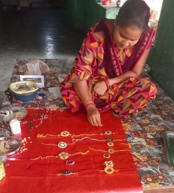 रायपुर : कृषि, पशुपालन और उद्यम से जुड़ी धरमजयगढ़ की महिलाएं अब स्थानीय बीजों और अनाजों से बना रहीं राखियां