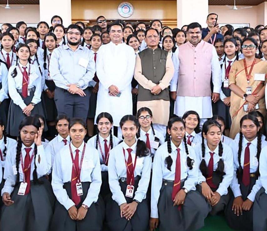 रायपुर : लोकतंत्र की पाठशाला बना विधानसभा परिसर : शकुंतला विद्यालय के विद्यार्थियों ने सदन की कार्यवाही का किया अवलोकन