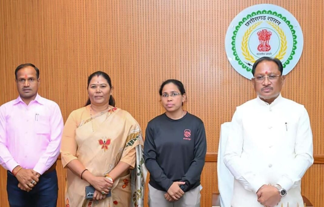 रायपुर : मुख्यमंत्री विष्णुदेव साय ने माउंट एवरेस्ट फतह करने वाली पर्वतारोही अमिता श्रीवास को दी बधाई