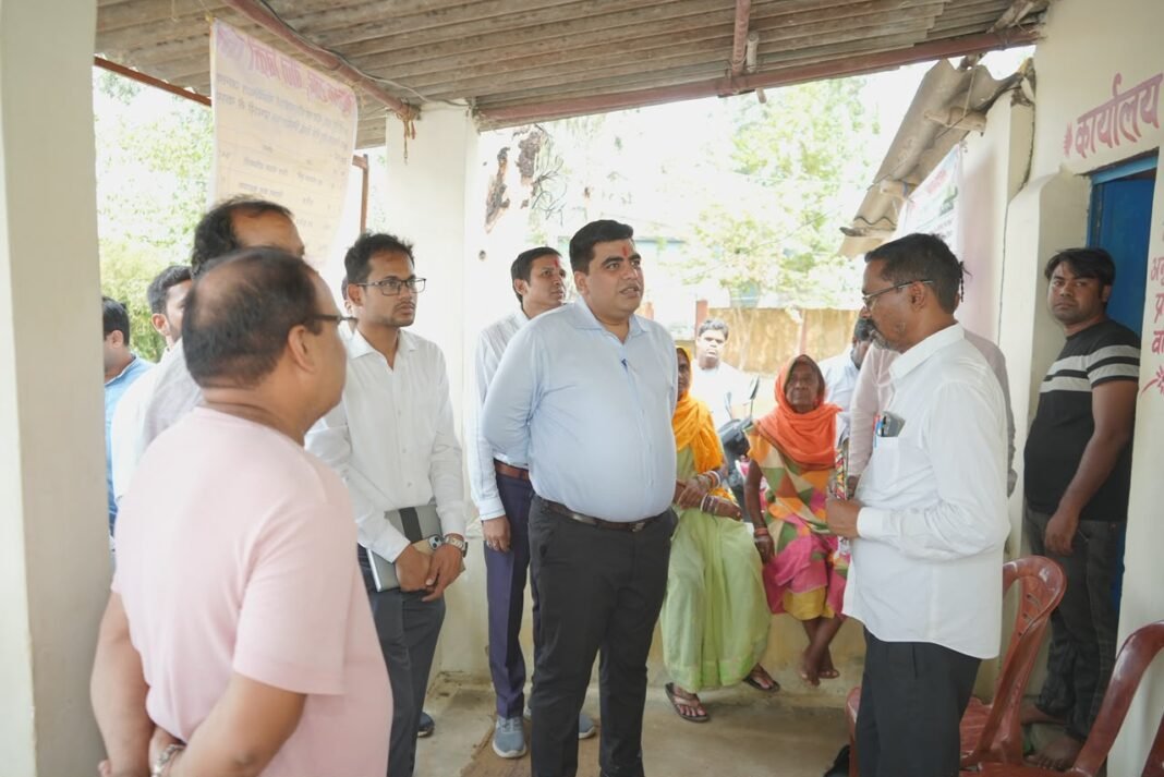 KORBA : सहकारी समिति तिलकेजा का कलेक्टर ने किया निरीक्षण