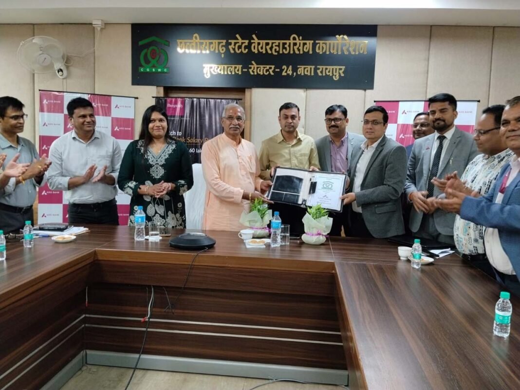 रायपुर : छत्तीसगढ़ स्टेट वेयरहाउसिंग कार्पोरेशन के कर्मचारियों को उपहार