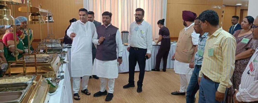 रायपुर : अबूझमाड़ का स्वाद पहुँचा विधानसभा- अरक चावल की महक से