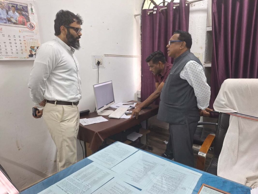 रायपुर : सरगुजा संभागायुक्त ने जशपुर कलेक्टोरेट का किया औचक निरीक्षण