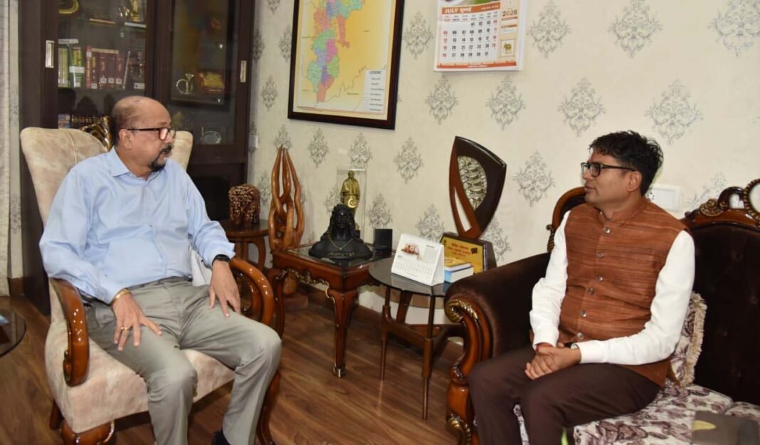 रायपुर : राज्यपाल डेका से वित्त मंत्री ओ.पी. चौधरी ने सौजन्य भेंट की