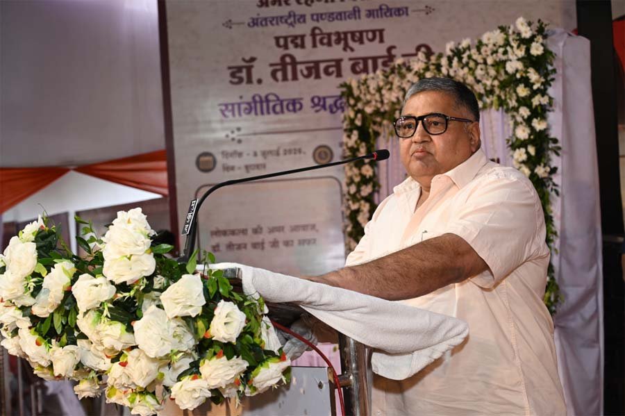 रायपुर : पद्मश्री और राज्य अलंकरण से सम्मानित कलाकारों, साहित्यकारों तथा संस्कृति जगत की विभूतियों ने मुक्तकाश मंच से पद्मविभूषण डॉ. तीजन बाई को दी भावभीनी श्रद्धांजलि