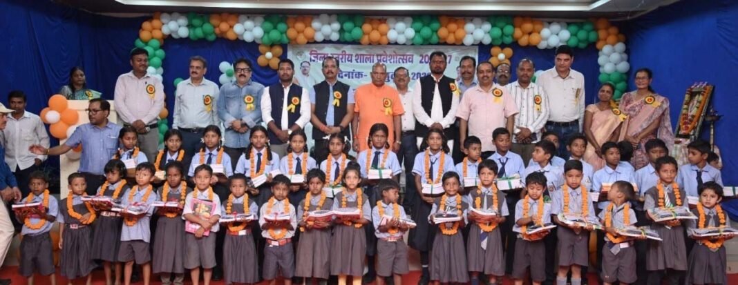 रायपुर : जशपुर में धूमधाम से मनाया गया जिला स्तरीय शाला प्रवेश उत्सव