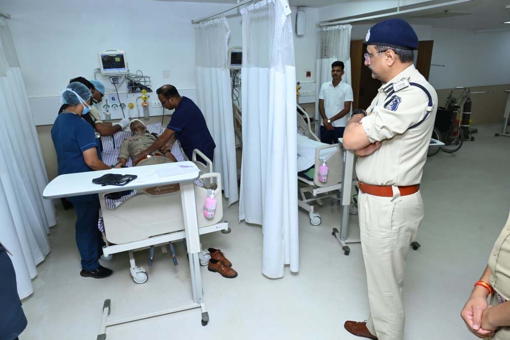 रायपुर : पुलिस कमिश्नर संजीव शुक्ला ने अस्पताल पहुंचकर घायल पुलिस जवानों का जाना हाल