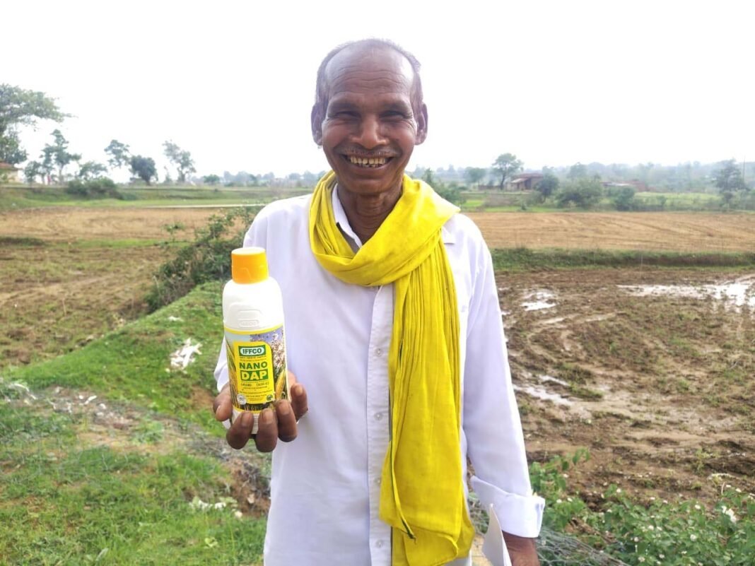 रायपुर : नैनो डीएपी से खेती में नई उम्मीद, ग्राम फुनगा के किसान बाबालाल ने पहली बार अपनाया