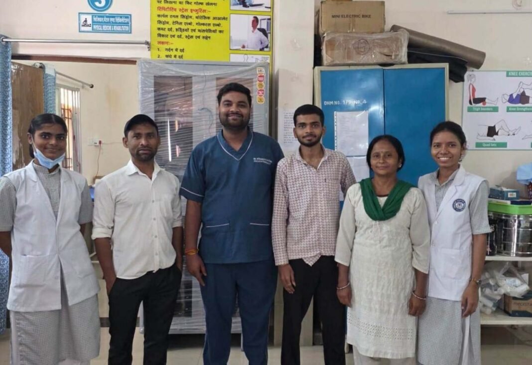 रायपुर : जिला चिकित्सालय में फिजियोथेरेपी से मरीज ईशान के जीवन में लौटी नई उम्मीद