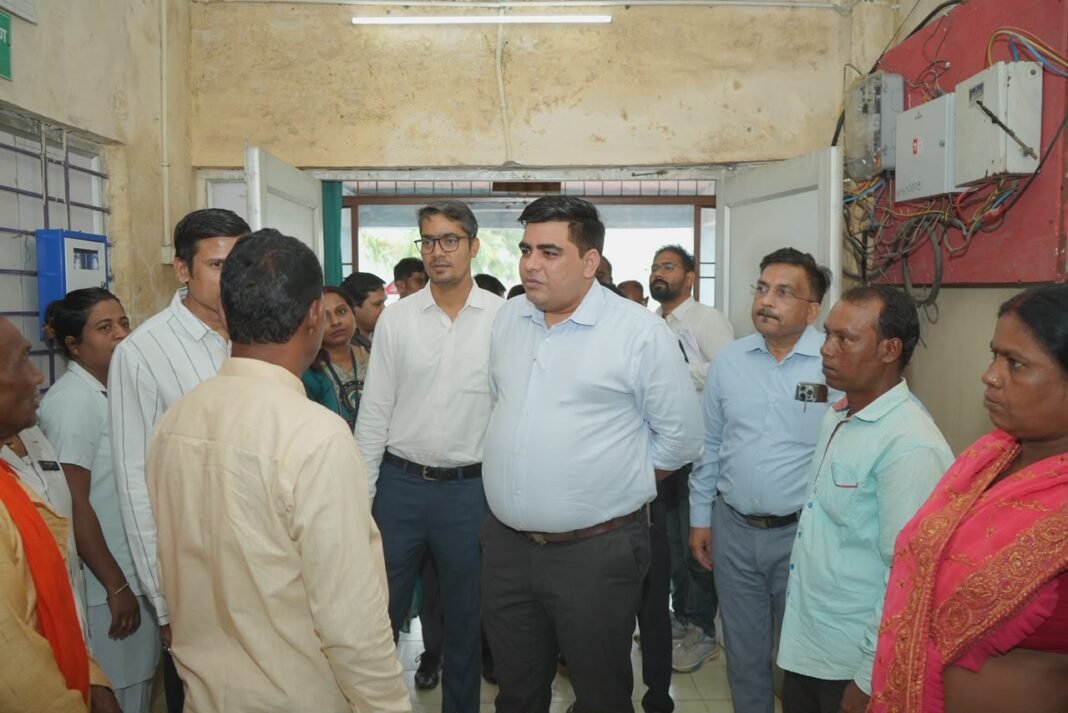 KORBA : कलेक्टर कुणाल दुदावत ने पताढ़ी सामुदायिक स्वास्थ्यकेंद्र का किया निरीक्षण, स्वास्थ्यसेवाओं की गुणवत्ता पर दिया जोर