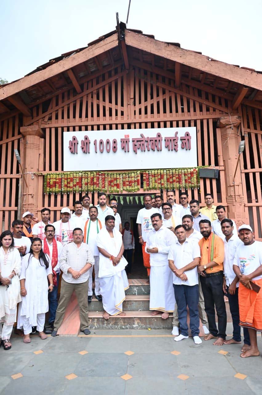 रायपुर : तिरंगा यात्रा के दूसरे दिवस माँ दंतेश्वरी की पूजा-अर्चना कर उप मुख्यमंत्री एवं वन मंत्री ने किया यात्रा का शुभारंभ